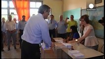 Greece: referendum voters cast their ballot