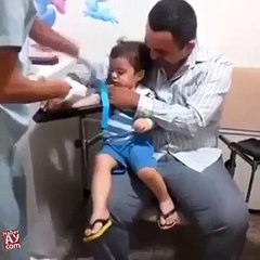 İğne Yaparken Çocuğu Kahkahalara Boğan Doktor