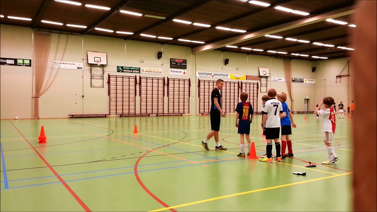 Voetbal training E-pupillen passeerbewegingen (1/2)