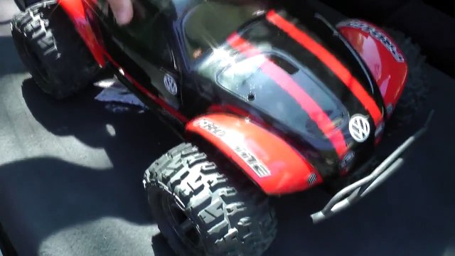 Traxxas Slash 4x4 Ultimate VW BAJA Bug body and 2,8 Proline Trenchers