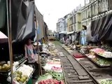 قطار يخترق وسط سوق الخضروات