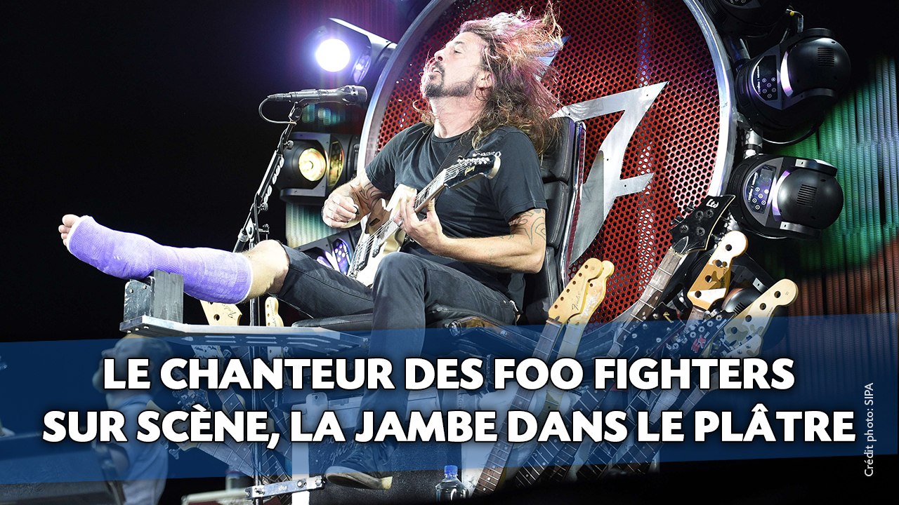 Le chanteur des Foo Fighters remonte sur scène avec une jambe dans le plâtre