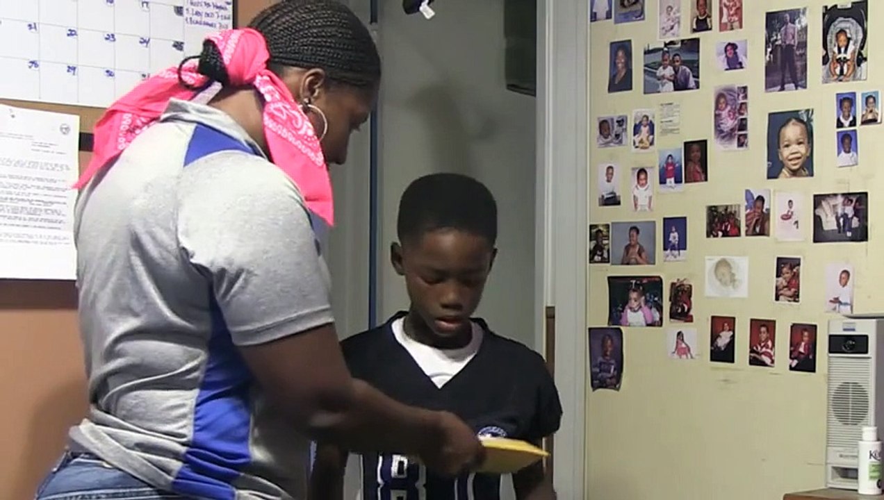 Une maman fait une blague à son fils pour son a...