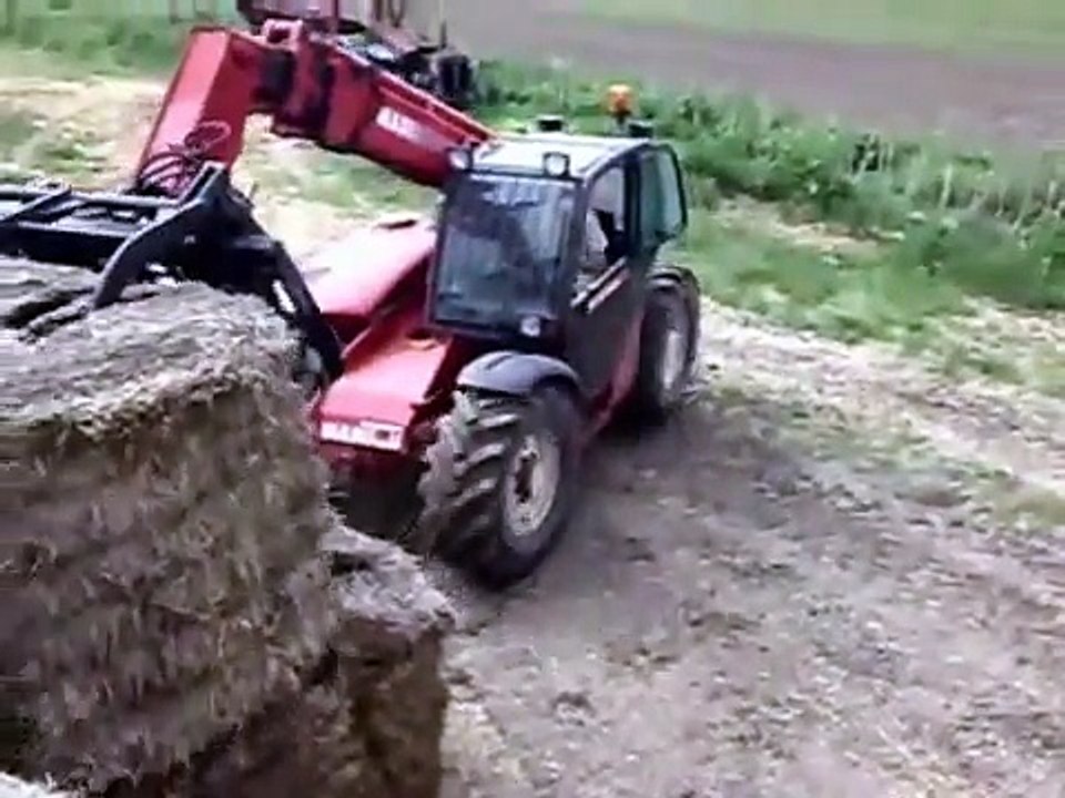 Clearing up straw with the Manitou