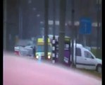 Ambulance met spoed over het fietspad onderweg naar een onwel melding Prins Frederik Hendrikstraat