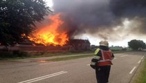Beelden: Grote brand op boerderij in Munnekezijl - RTV Noord
