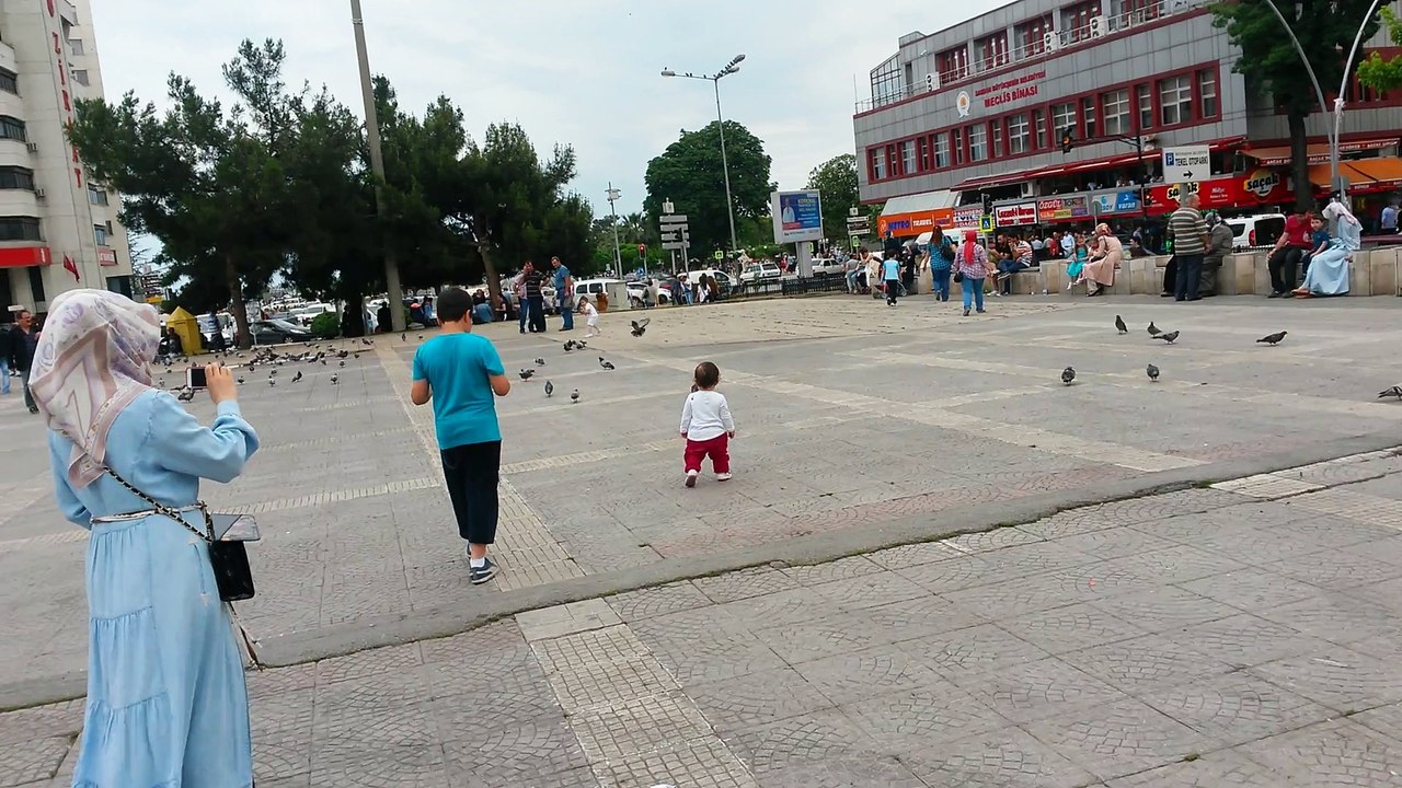 Zeynep Betül Samsunda güvercin kovalıyor 20150612