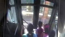 Chine : un enfant coince son sac dans la porte du bus et se fait traîner sur 20 mètres