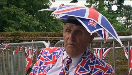 Angleterre : les fans au rendez-vous pour le baptême de la princesse Charlotte