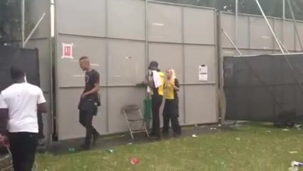 Des gens forcent les portes d'un festival