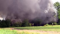 Beelden: felle brand legt boerderij Munnekezijl in as - RTV Noord