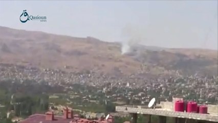 طيران النظام يقصف الزبداني بالبراميل المتفجرة