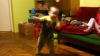 Mateusz 2 latka tańczy do muzyki z filmu Alvin i Wiewiórki.