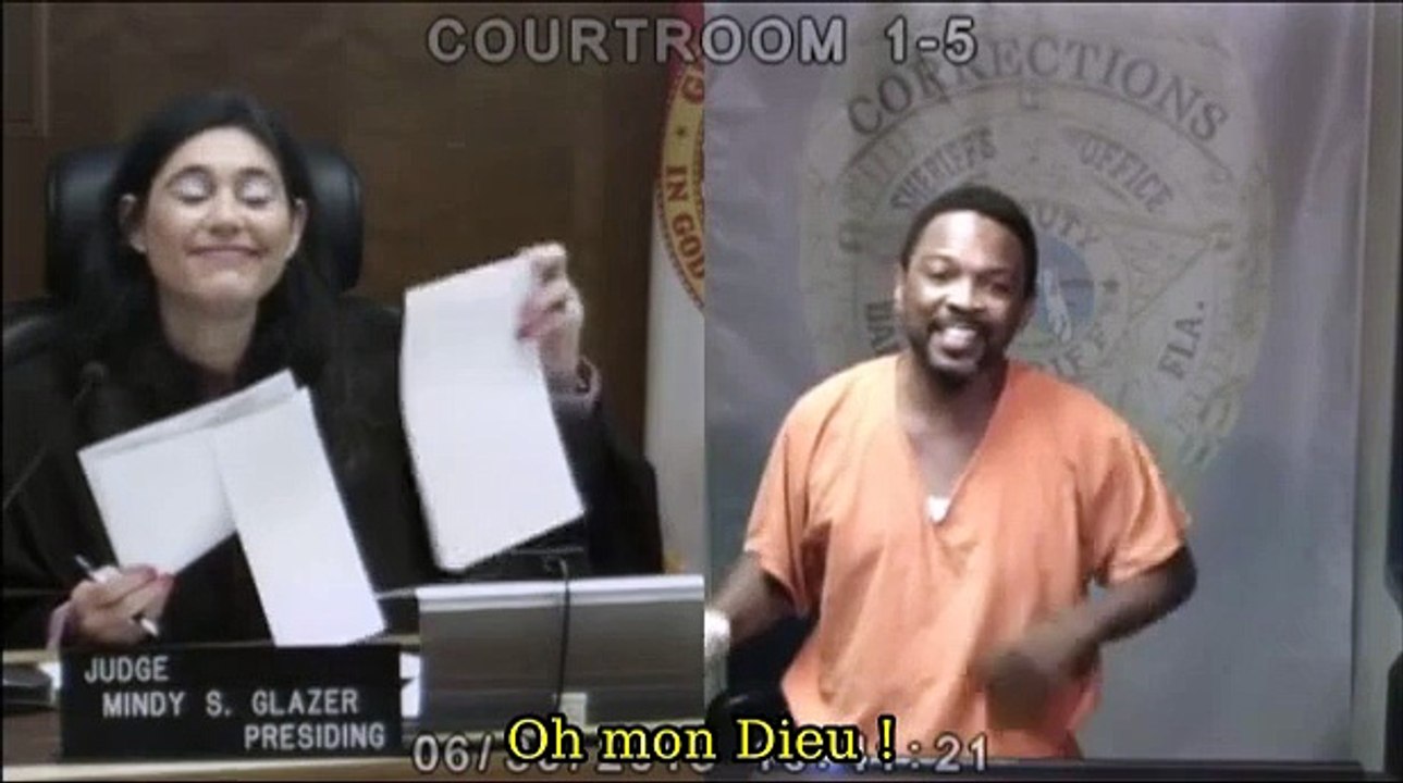 La juge annonce à l'accusé qu'ils étaient ensemble au Collège, celui-ci se met à pleurer.