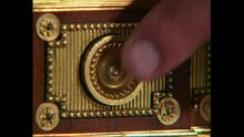 Une armoire qui date de 200 ans très impressionnante à son ouverture