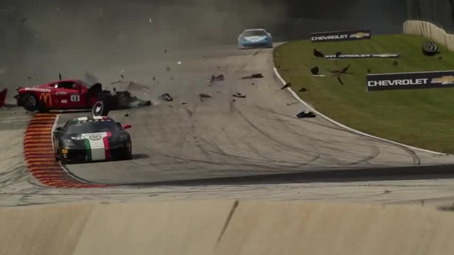 Une Ferrari 458 s'envole et percute violemment le grillage de sécurité