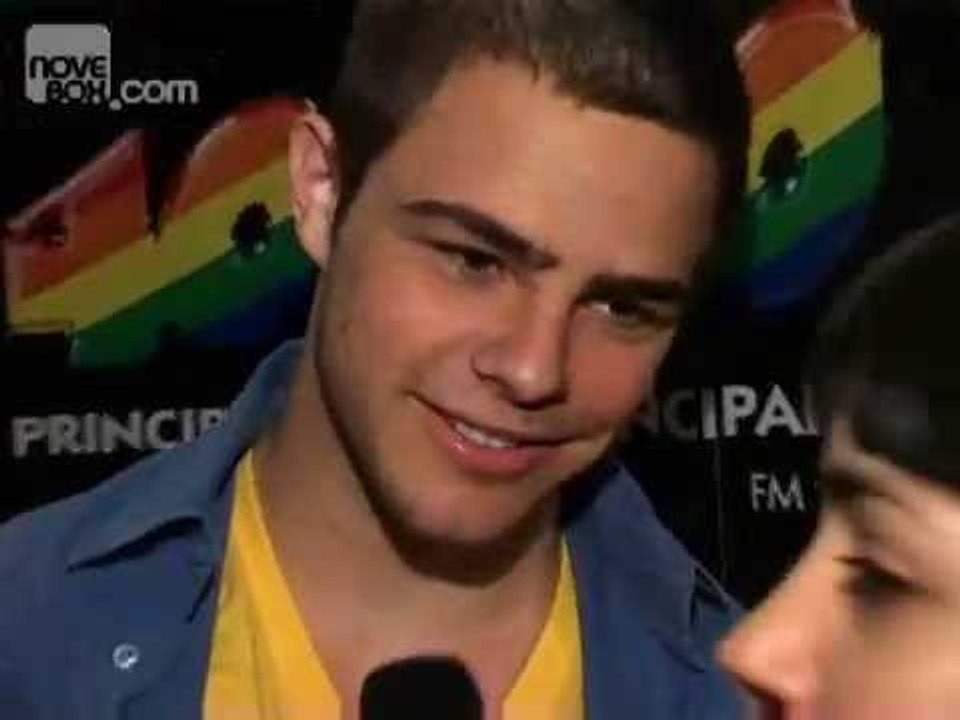 Casi Ángeles, Peter Lanzani - Teen Angel