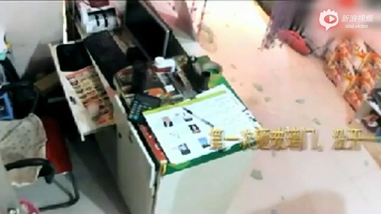 监拍小伙平安夜砸店专偷自慰情趣用品