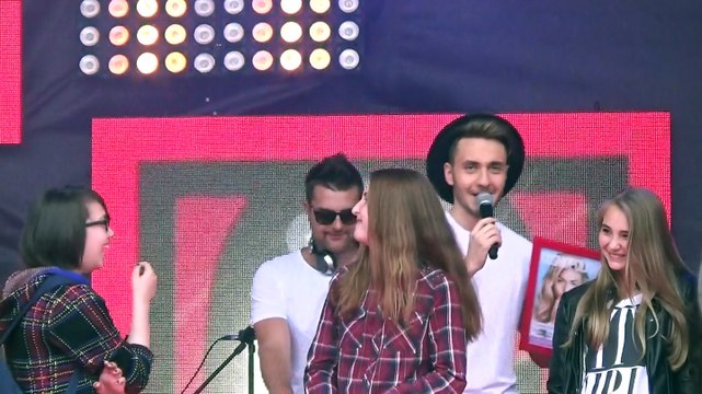 Сэм задает вопросы девушкам Шоу в Вегасе на Open-Air