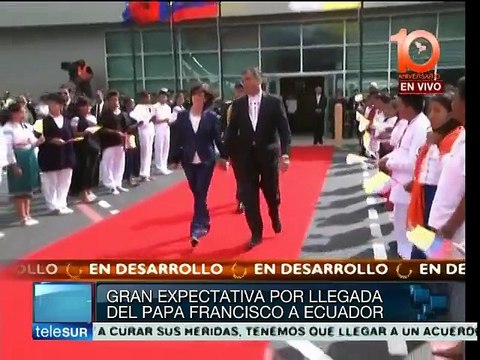 Recibe Rafael Correa al Papa Francisco en Quito