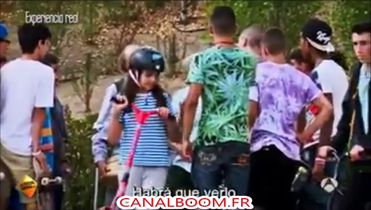 Un vieux skateur donne une belle leçon à des jeunes