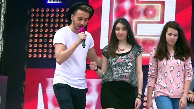 Конкурс-караоке на Шоу в Вегасе на Оpen-Air выступает 1 пара