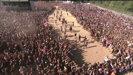 Énorme "Wall Of Death" lors d'un Festival