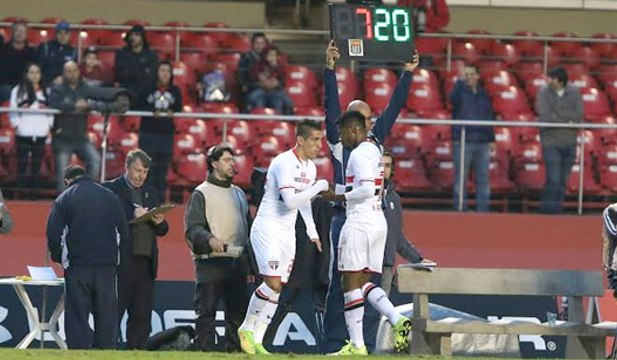 Osorio ignora xingamentos de Bastos e cita caso de Valdivia na Copa América