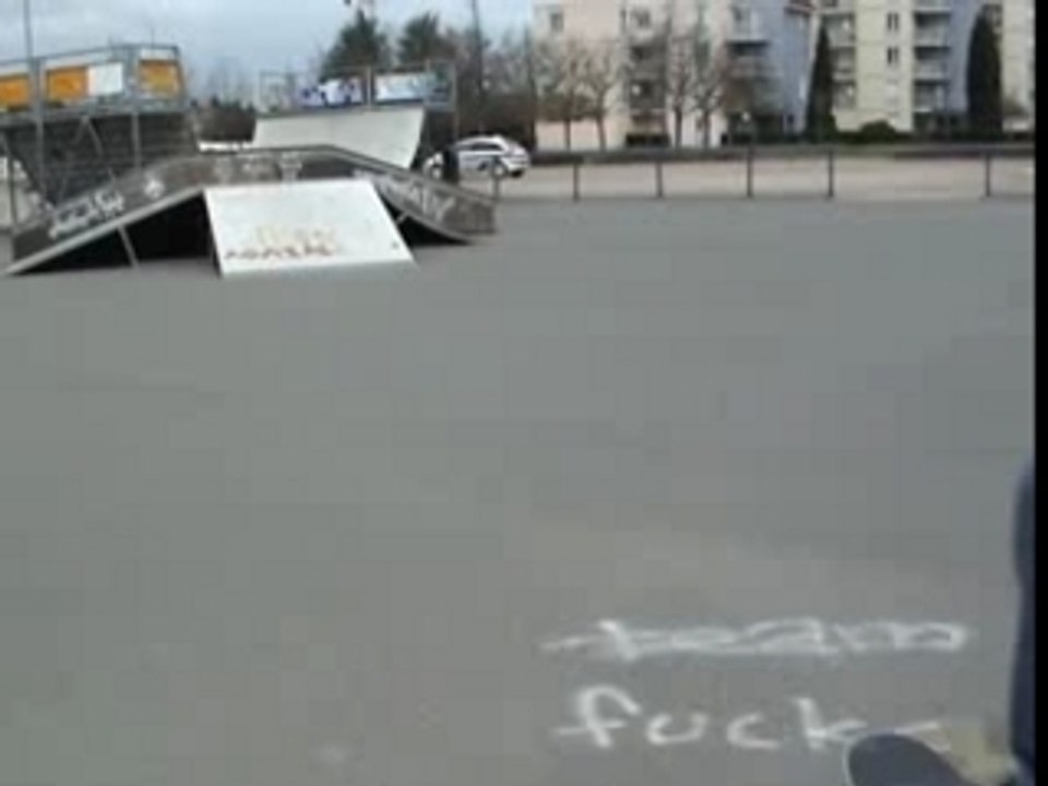 Alex - Inward Heelflip