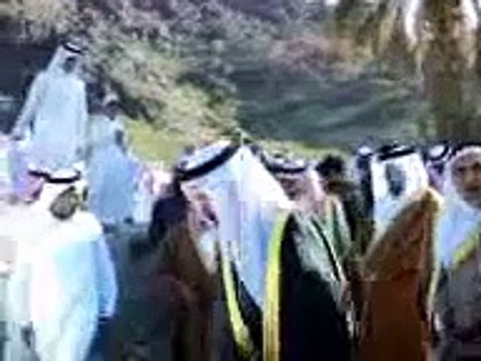 الأمير عبدالعزيز بن ماجد وتعظيم سلام لطفل سعودي