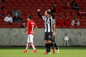 下载视频: Galo vence o Inter no Beira-Rio e assume a ponta do Brasileirão