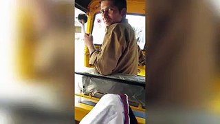 American woman who uses an incredible trick to sing songs until it pushes auto driver