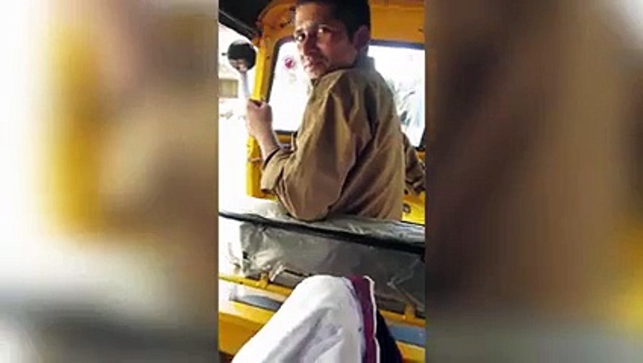 American woman who uses an incredible trick to sing songs until it pushes auto driver
