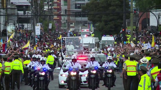 Papa Francisco atrai multidões no Equador