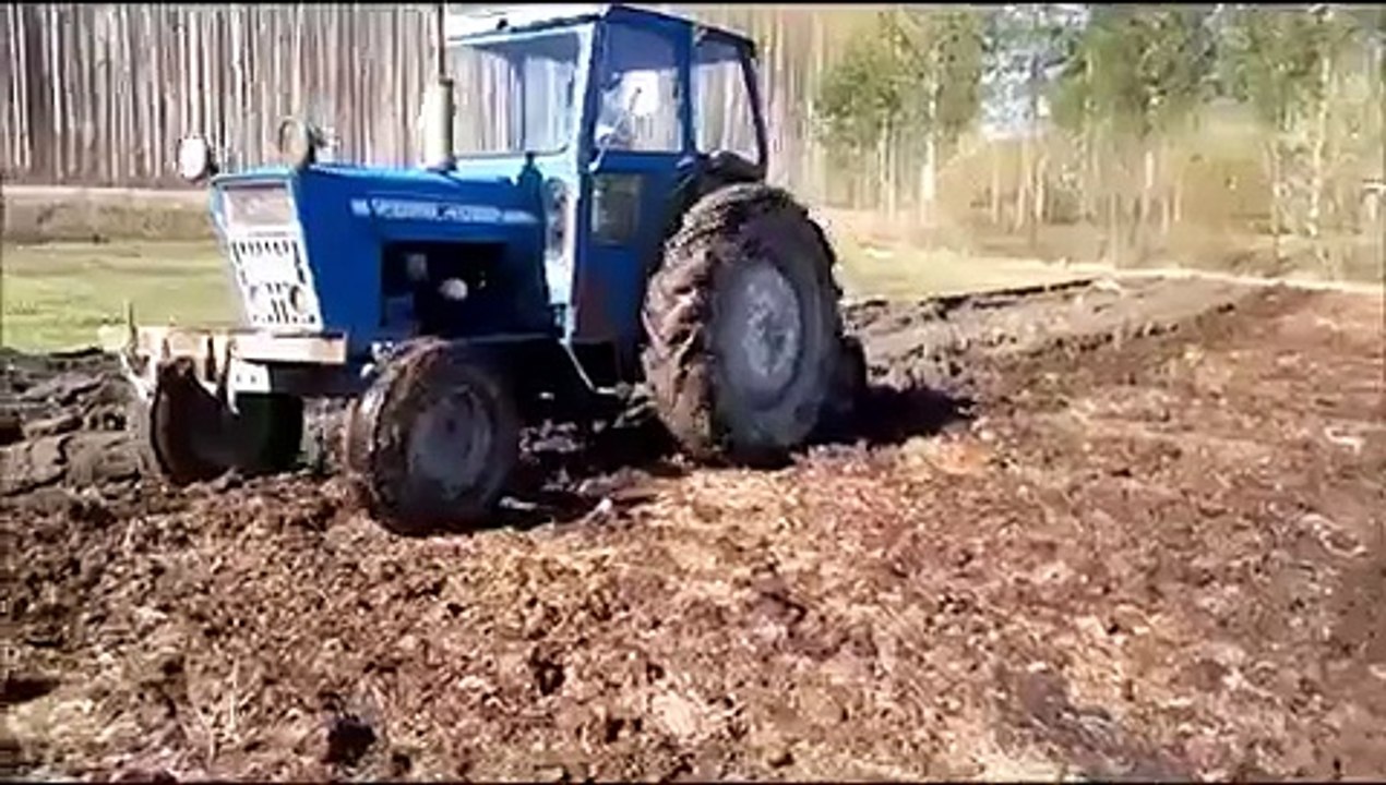 Ford 4000 Kyntöä