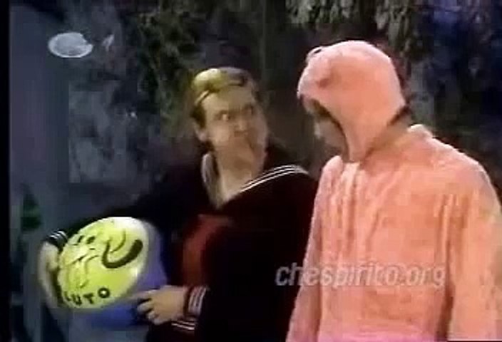 Quico na festa a fantasia com a pantera cor de rosa