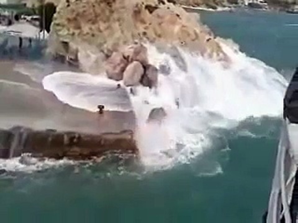 Charger et décharger un ferry en pleine tempête - Dingue....