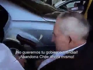 下载视频: David Rockefeller confronted in Chile, You are not welcome here ! Guy Shout Scream