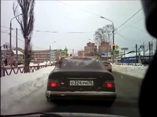Ce russe allume son clignotant de voiture à coup de poing