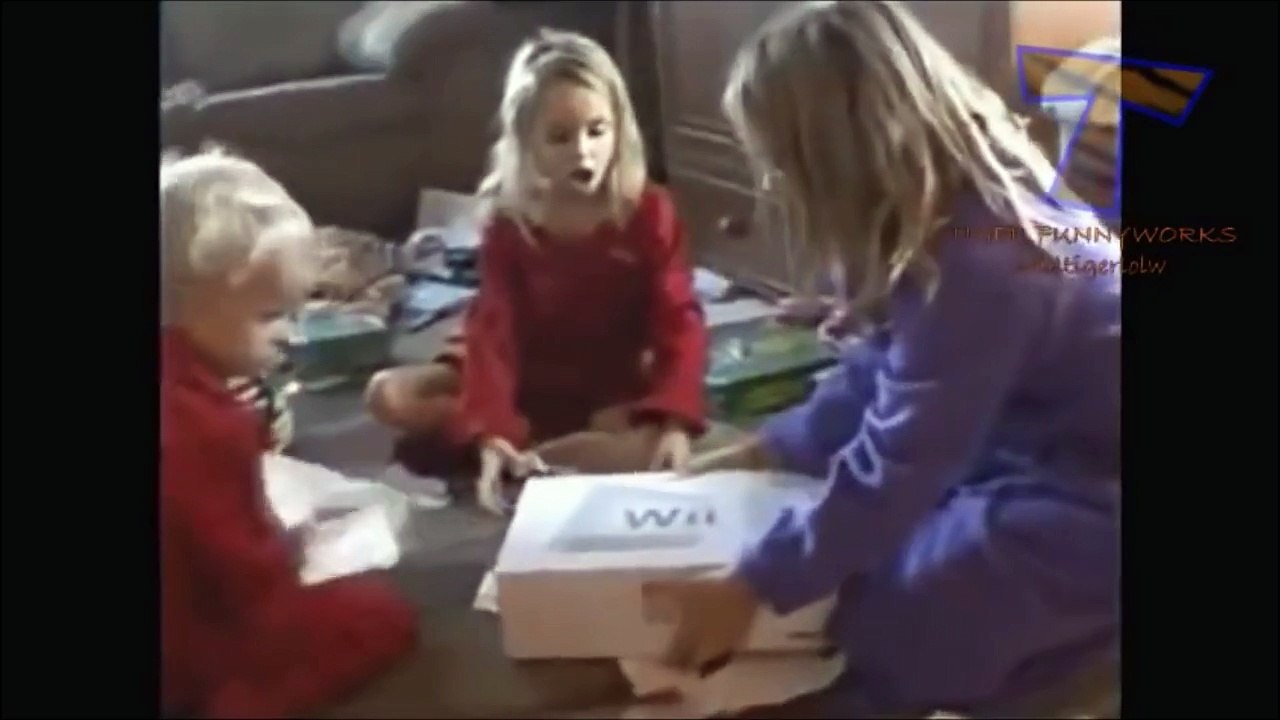 Un gamin tellement content de son cadeau de noel qu'il va danser comme le chanteur de Rammstein