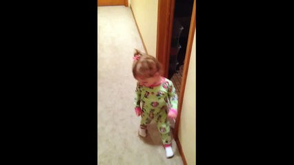 Niña descubre por primera vez su sombra y se asusta al ver que la persigue