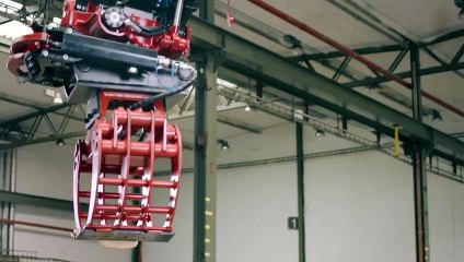 Ce type fait un hot dog avec un tractopelle ... quelle maitrise !