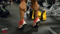 Ce type a les plus gros mollets du monde !