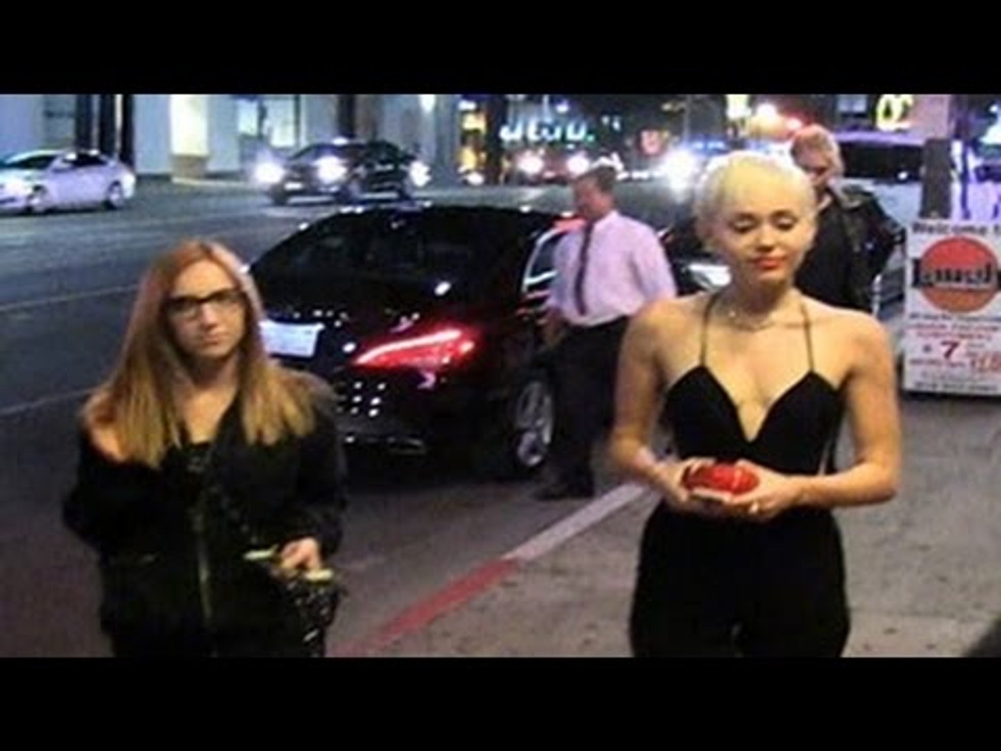 ⁣Miley Cyrus' Assistant Curses Paparazzi When Asked About Patrick Schwarzenegger Cheating – VIDE