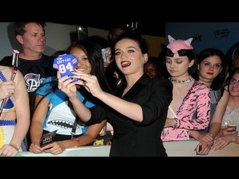 Katy Perry Gets Almost Thrown Out Of Her Own Concert For Snapping Selfies