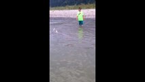 Un enfant de 9 ans pêche un poisson géant - esturgeon de 1m20 de long
