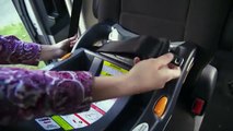 ¿Cómo instalar una silla de bebés para el auto hacia atrás con el cinturón de seguridad?