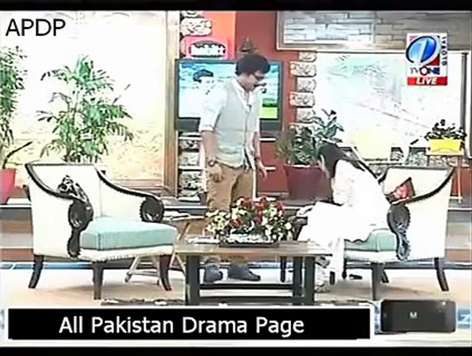 Mahira Khan with live caller - PKMazaOnline