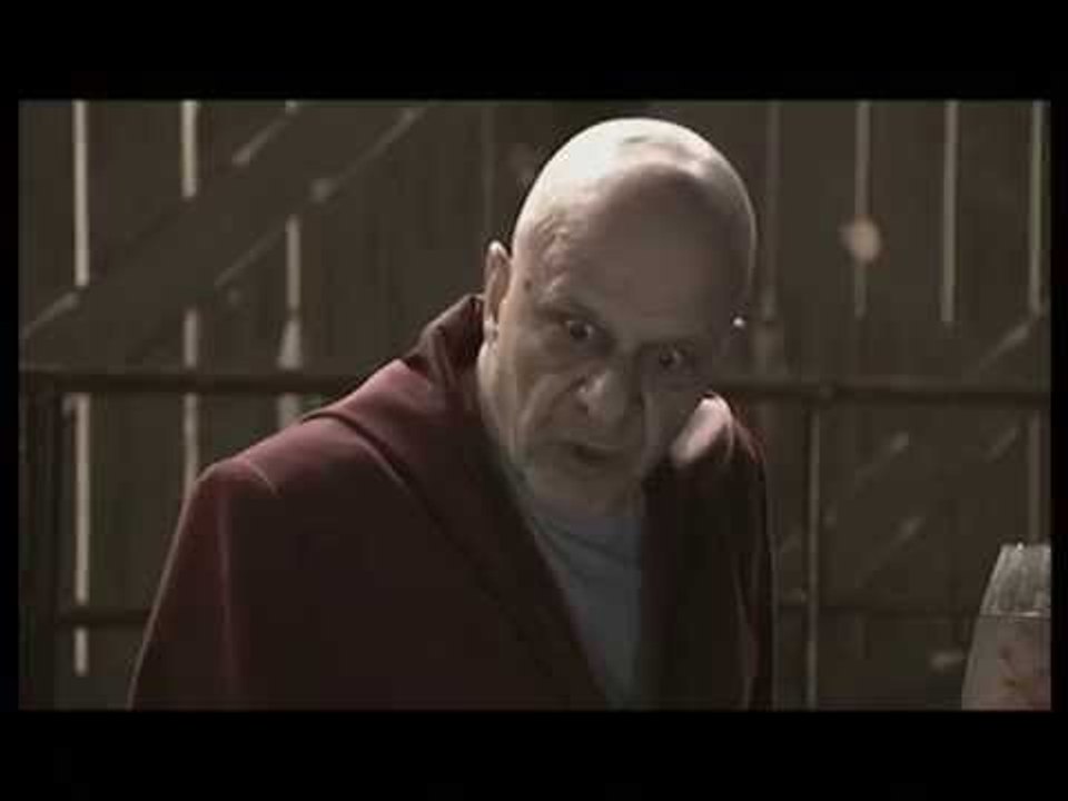 Split en español, Capitulo 6, su alma está en el espejo.