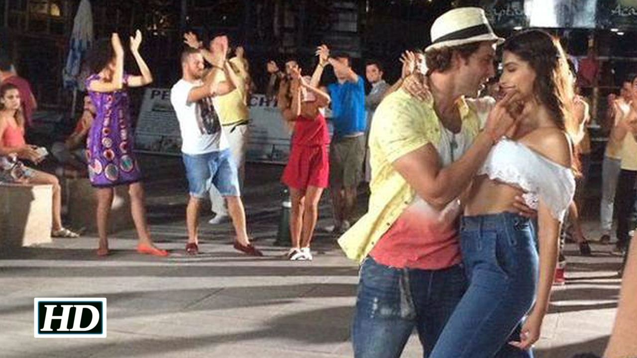 Caught Hrithik and Sonam romancing in PUBLIC